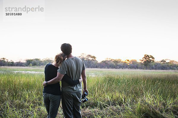Romantisches Paar auf Safari mit Blick auf die Landschaft  Kafue Nationalpark  Sambia