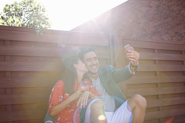 Mittleres erwachsenes Paar  das Smartphone Selfie auf der Dachparty nimmt