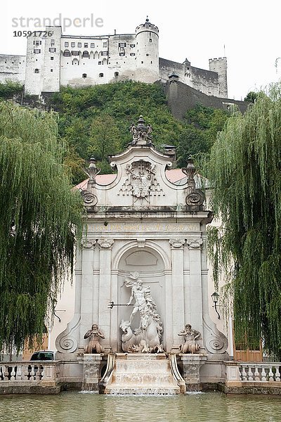 Tiefblick auf Burg Hohensalzburg und Neptunbrunnen  Salzberg  Österreich