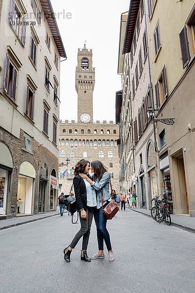 Blick auf das lesbische Paar in der Straße unter dem Palazzo Vecchio von Angesicht zu Angesicht  Florenz  Toskana  Italien