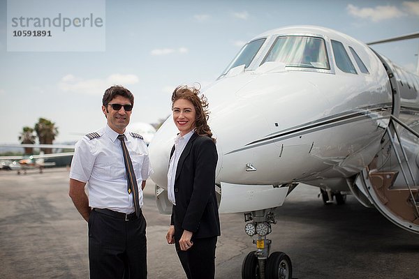 Portrait der Geschäftsfrau und Pilotin des Privatjets am Flughafen