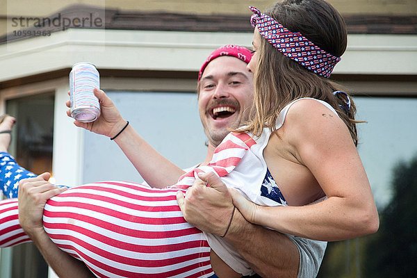 Paar in amerikanischem Flaggenkostüm zum Unabhängigkeitstag  USA