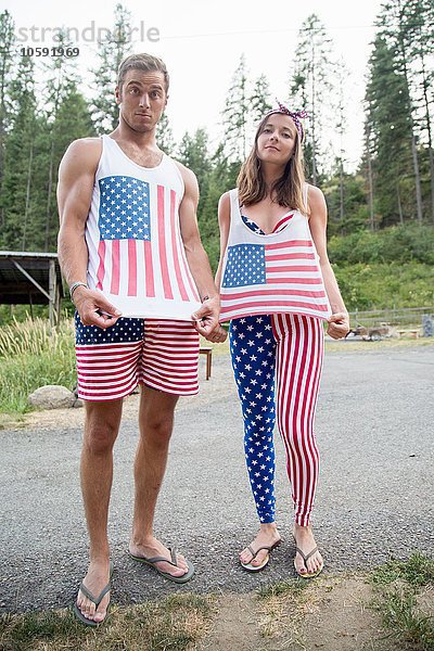Porträt eines Paares mit amerikanischer Flagge zum Unabhängigkeitstag  USA