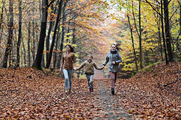 Mädchen beim Laufen im Herbstwald
