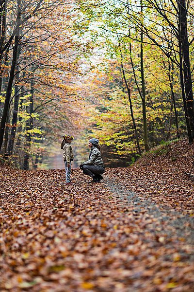 Mutter und Tochter im Herbstwald