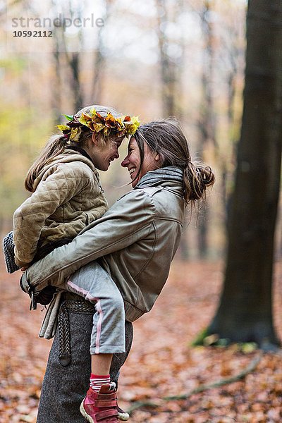 Mutter mit Tochter im Herbstwald