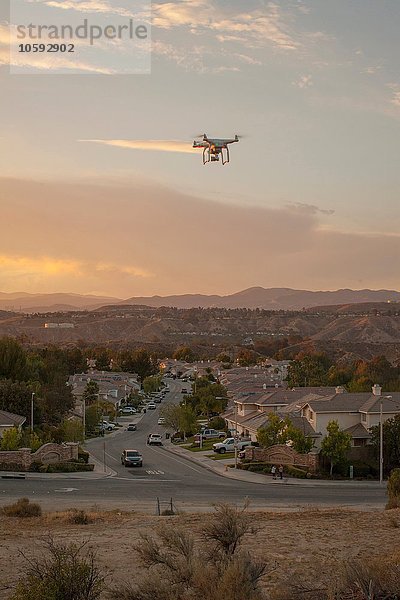 Drohne fliegt über Wohnanlage  Santa Clarita  Kalifornien  USA
