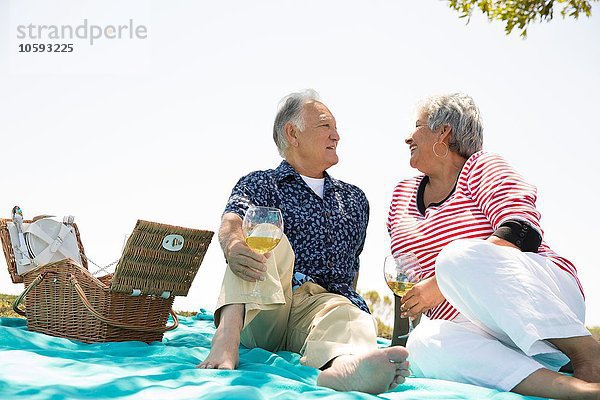 Seniorenpaar beim Picknick im Freien
