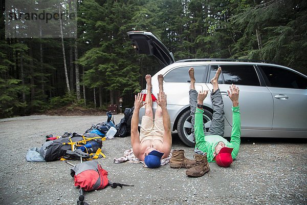 Wanderer  die sich neben dem Fahrzeug im Wald  Lake Blanco  Washington  USA  ausbreiten.