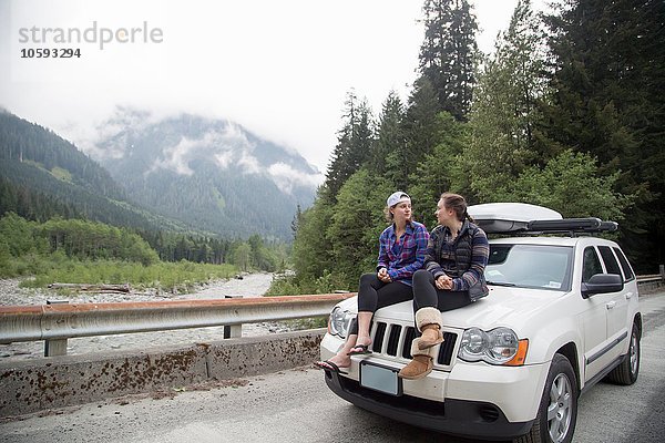 Wanderer im Gespräch auf der Motorhaube des Fahrzeugs  Lake Blanco  Washington  USA