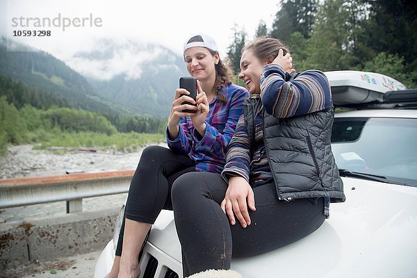 Wanderer mit Smartphone auf der Motorhaube  Lake Blanco  Washington  USA