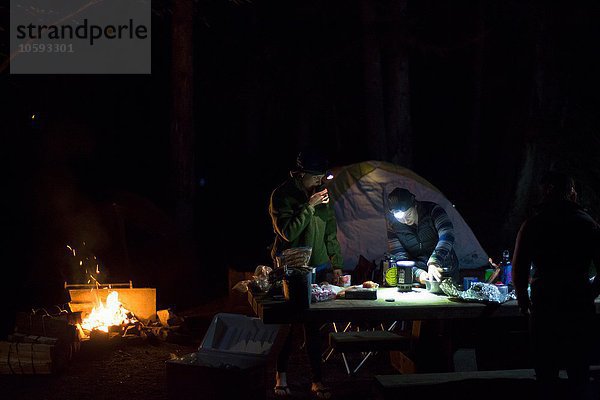 Wanderer bei der Zubereitung des Abendessens im Camp