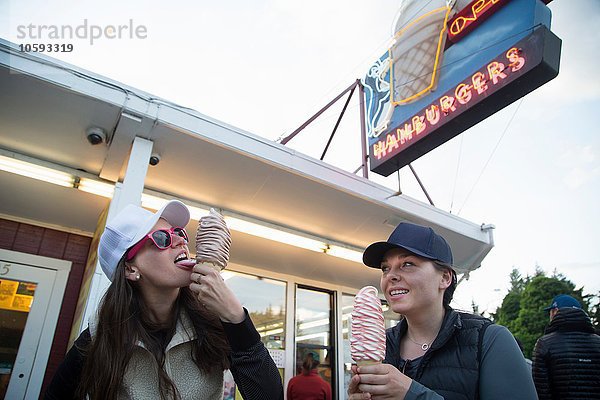 Wanderer genießen Eiscreme im Cafe  Lake Blanco  Washington  USA