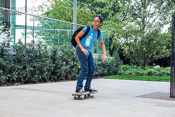 Skateboarden auf dem städtischen Bürgersteig