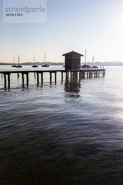 Silhouette von Bootshaus und Pier am See  Schondorf  Ammersee  Bayern  Deutschland