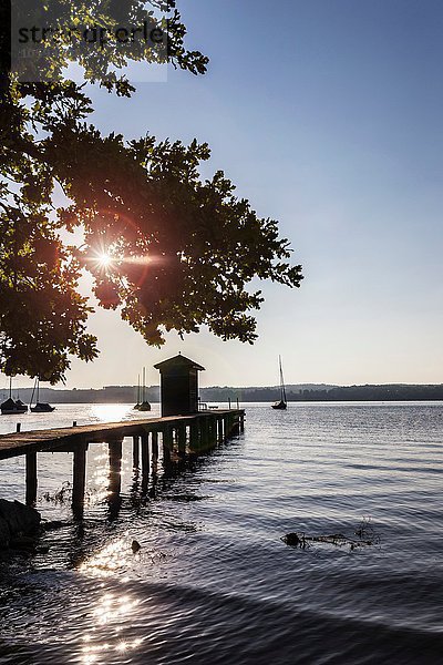 Silhouette von Bootshaus und Pier am See  Schondorf  Ammersee  Bayern  Deutschland