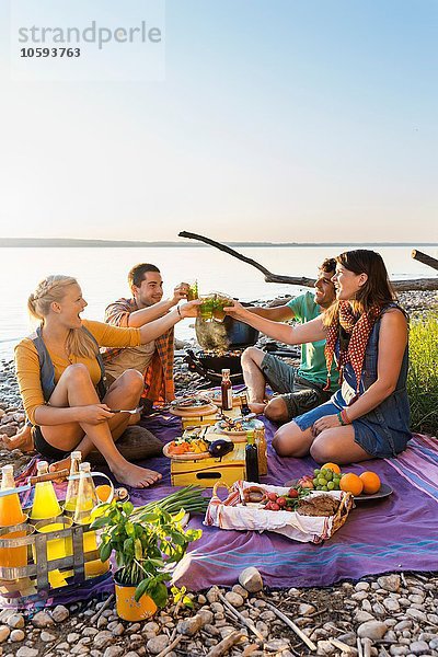 Freunde am Wasser beim Picknick  Schondorf  Ammersee  Bayern  Deutschland