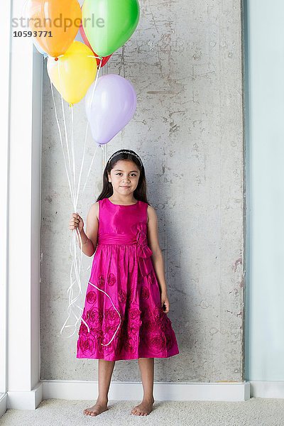 Porträt eines jungen Mädchens mit Luftballons