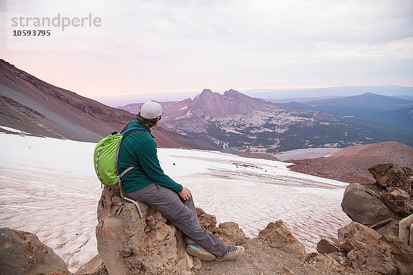 Junger Mann auf dem Gipfel des South Sister Vulkans  Bend  Oregon  USA