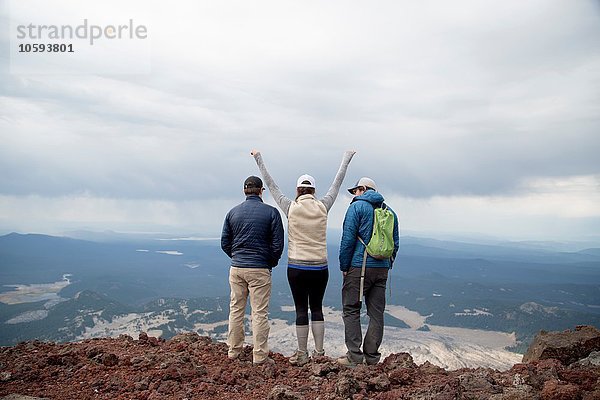 Drei Freunde  die auf dem Gipfel des South Sister Vulkans stehen und die Aussicht betrachten  Bend  Oregon  USA