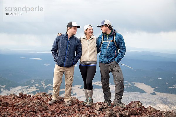 Drei Freunde auf dem Gipfel des South Sister Vulkans  Bend  Oregon  USA