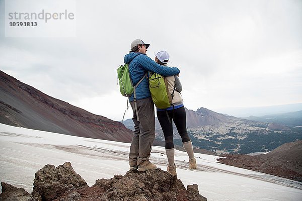 Junges Paar auf dem Gipfel des South Sister Vulkans  Bend  Oregon  USA