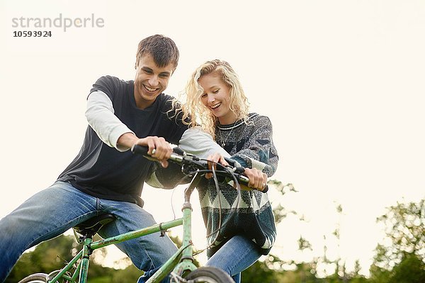 Junges Paar mit Fahrrad