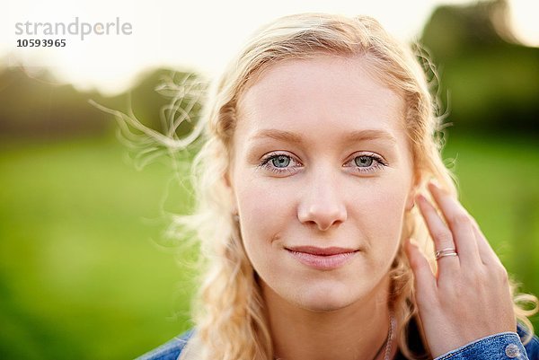 Nahaufnahme Porträt einer jungen Frau mit blonden Haaren
