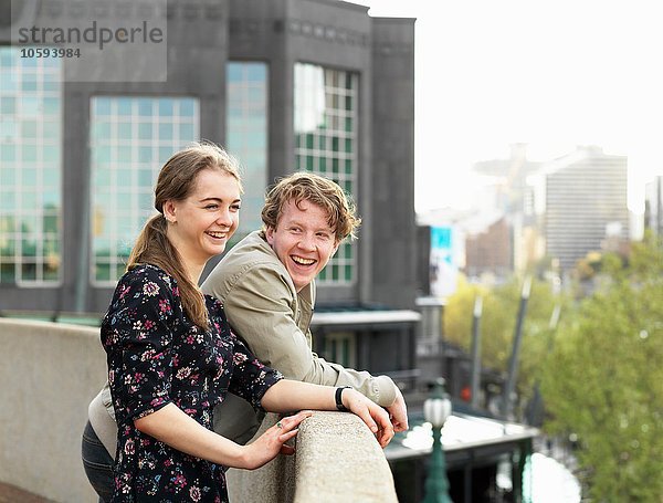 Junges Paar mit Blick von der Terrasse  Melbourne  Victoria  Australien