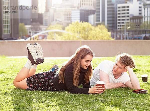 Junges Paar bei Kaffeepause auf Rasen  Melbourne  Victoria  Australien