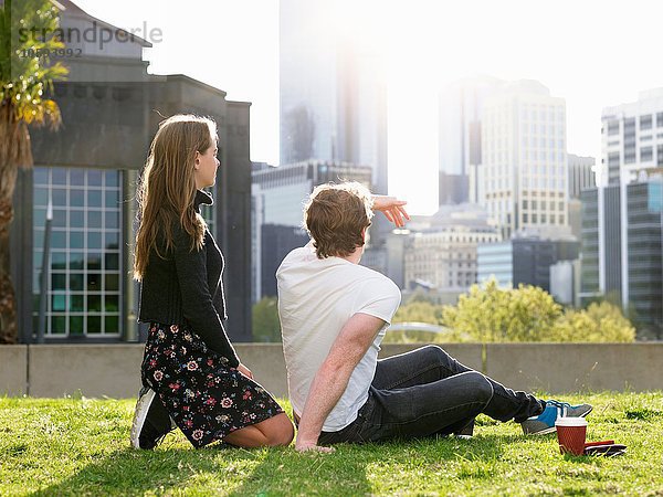 Junges Paar bei Kaffeepause auf Rasen  Melbourne  Victoria  Australien