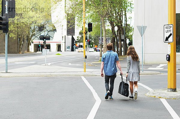 Junges Paar trägt Tasche zusammen auf der Straße  Melbourne  Victoria  Australien