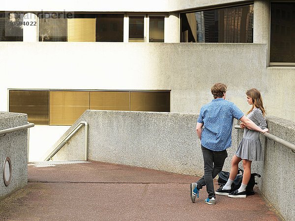 Junges Paar beim Plaudern auf dem Gehweg  Melbourne  Victoria  Australien