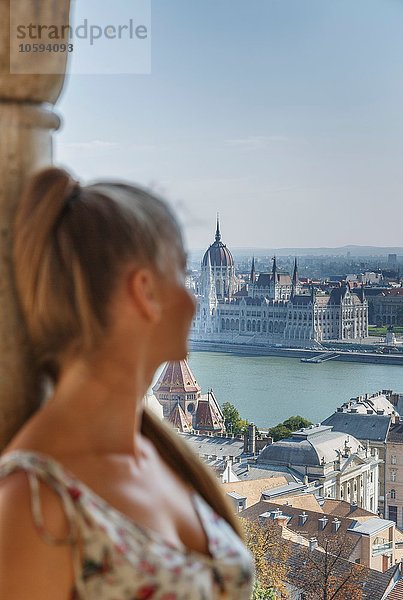 Mittlere erwachsene Frau mit Blick auf Buda von der Fischerbastei aus  Budapest  Ungarn