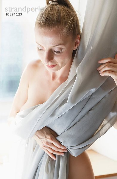 Mittlere erwachsene Frau  nackt  Körperbedeckung mit Vorhang