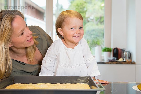 Portrait von Kleinkind und Mutter in der Küche