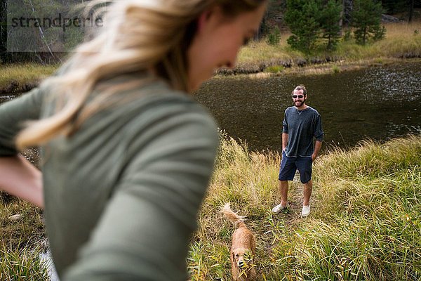 Junges Paar am Flussufer mit Hund  Lake Tahoe  Nevada  USA