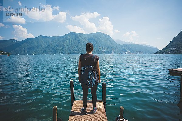 Rückansicht der mittleren erwachsenen Frau mit Blick vom Pier  Luganer See  Schweiz