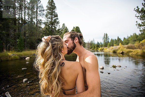 Romantisches junges Paar beim Küssen im Fluss  Lake Tahoe  Nevada  USA