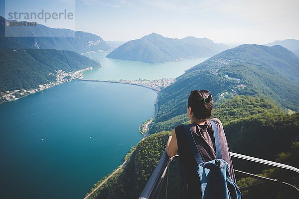 Mittlere erwachsene Frau auf dem Balkon mit Blick auf den Luganer See  Schweiz