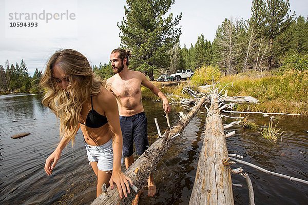 Junges Paar überquert Fluss  Lake Tahoe  Nevada  USA