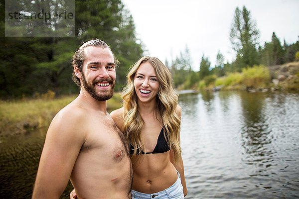 Porträt eines jungen Paares in River  Lake Tahoe  Nevada  USA