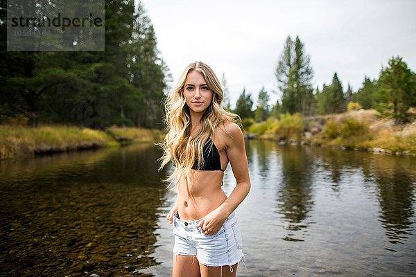 Porträt einer jungen Frau im Fluss  Lake Tahoe  Nevada  USA