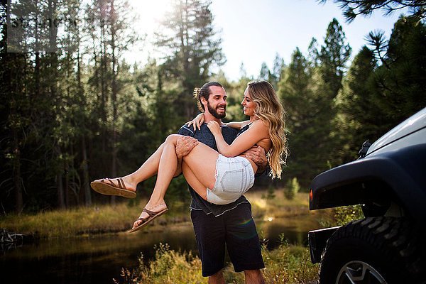 Romantischer junger Mann mit Freundin am Flussufer  Lake Tahoe  Nevada  USA