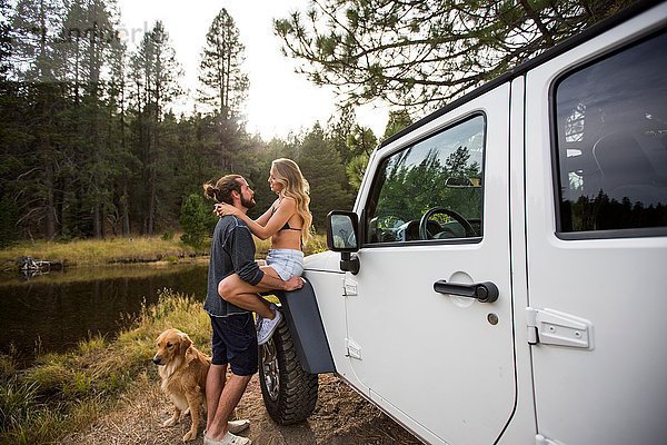Romantisches junges Paar neben dem Jeep am Flussufer  Lake Tahoe  Nevada  USA