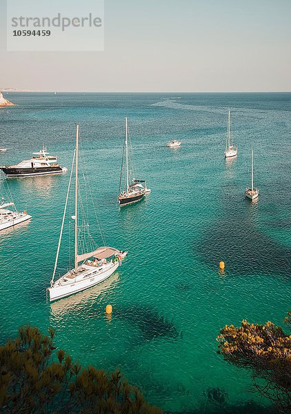 Yachten vor Anker in der Bucht von Cala Macarella  Menorca  Spanien