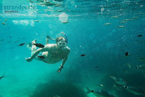 Unterwasseransicht des reifen Mannes beim Schnorcheln  Menorca  Balearen  Spanien
