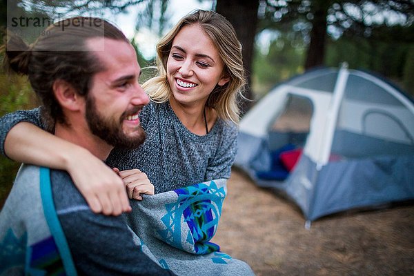 Romantisches junges Paar in Decke gewickelt auf dem Campingplatz  Lake Tahoe  Nevada  USA