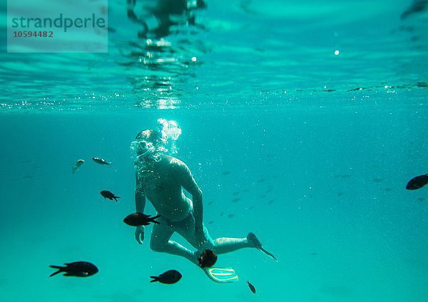 Unterwasserblick auf den Menschen beim Schnorcheln  Menorca  Balearen  Spanien