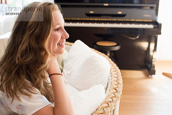 Porträt eines hübschen Mädchens im Wohnzimmer